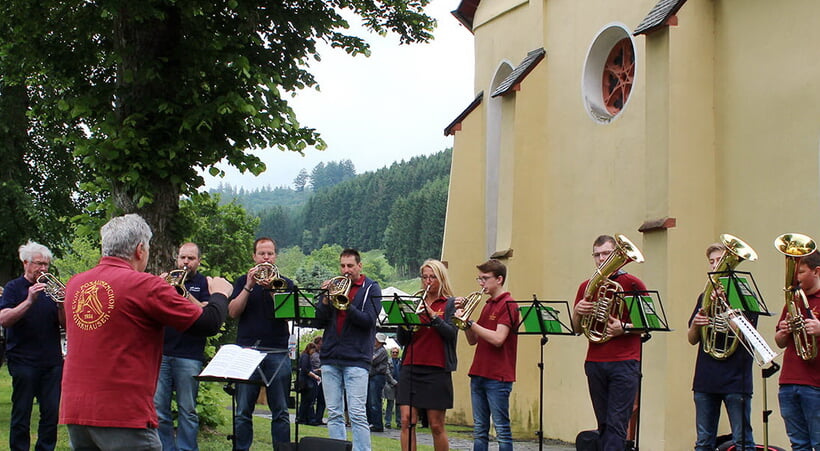 Girkhausen spielt vor der Kirche 2019